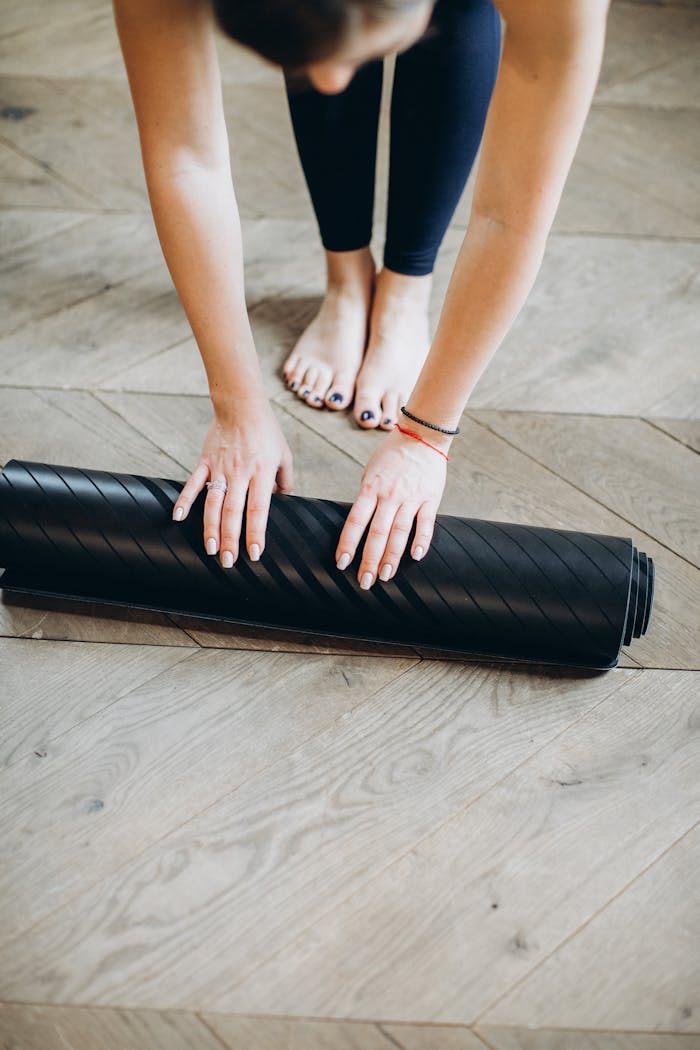 Yogamatta och händer